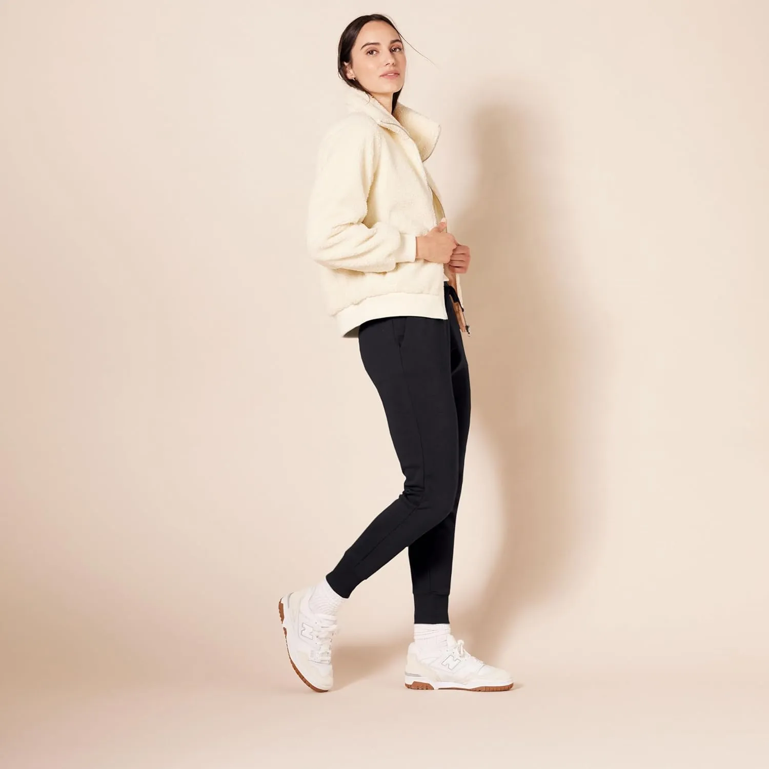 Amazon Essentials Women's Fleece Jogger Sweatpant (Available in Plus Size)