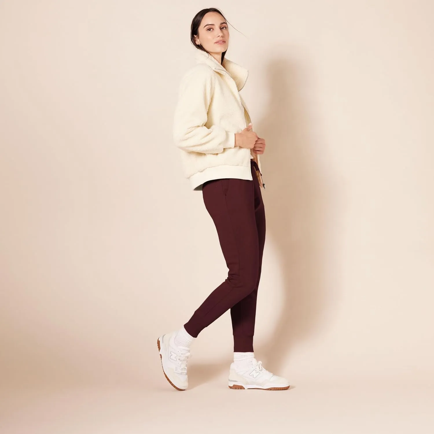 Amazon Essentials Women's Fleece Jogger Sweatpant (Available in Plus Size)