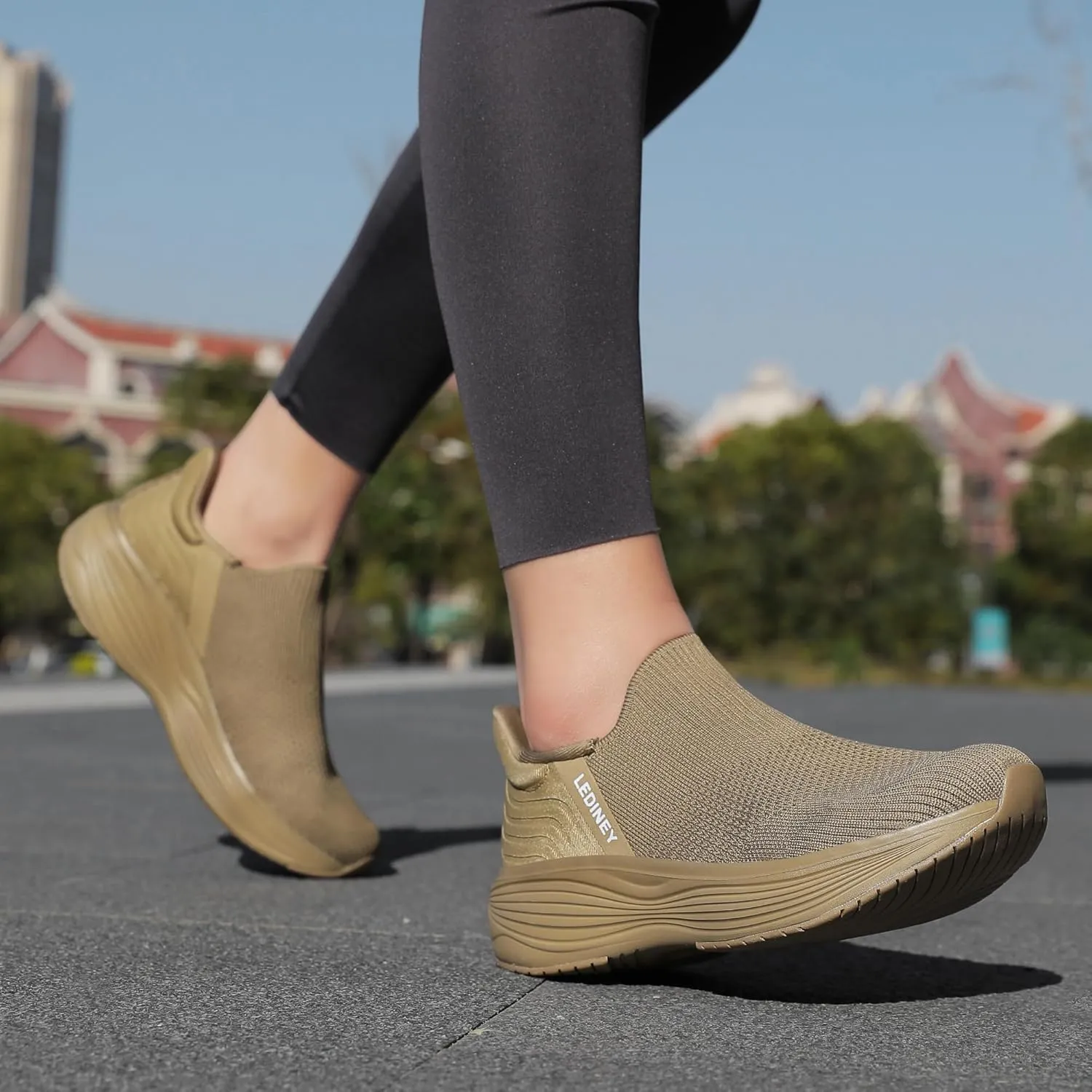 Women's Slip On Walking SneakerLightweight Breathable Tennis ShoesKnit Mesh Platform Zapatos para Mujer